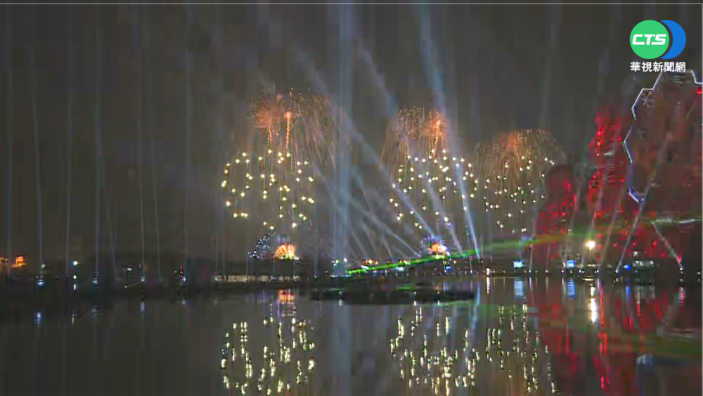 飛行主燈無人機展演 加碼高空煙火"灑花"