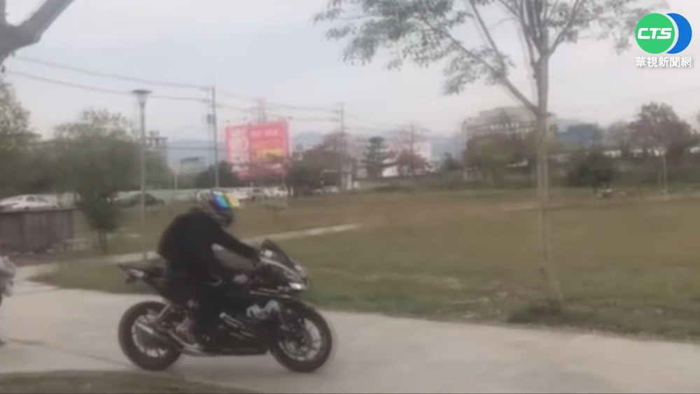 公園變練車場 男散步遭小黃撞到骨折