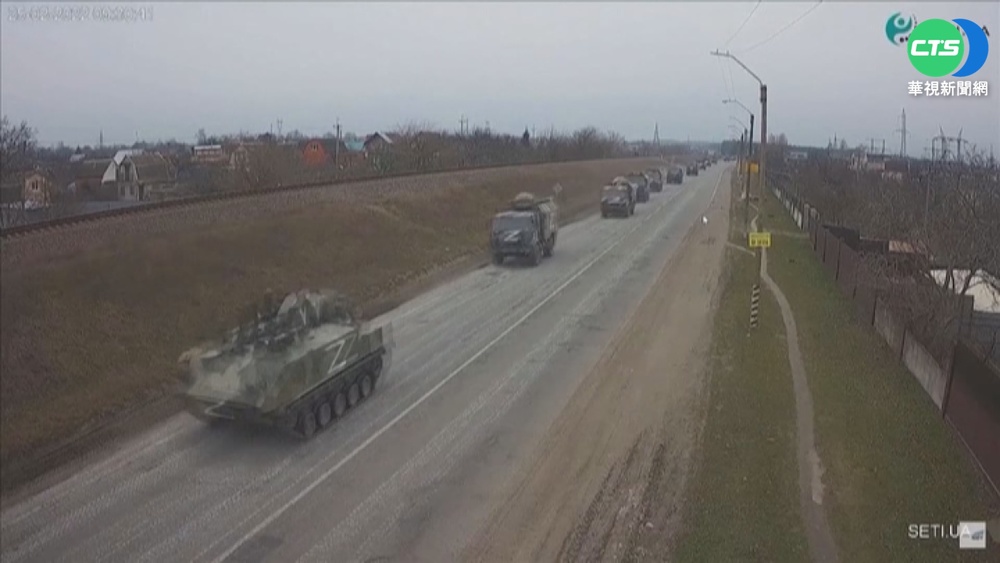 驚! 俄裝甲車輾壓行進間烏克蘭轎車