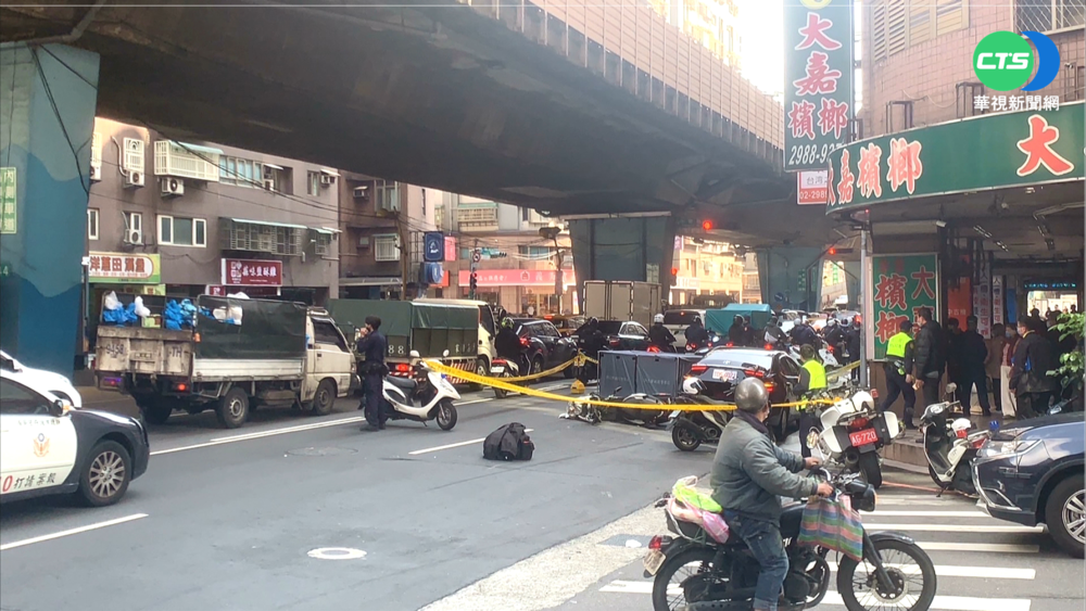 騎士閃"轎車開門"慘摔 下秒遭砂石車輾斃