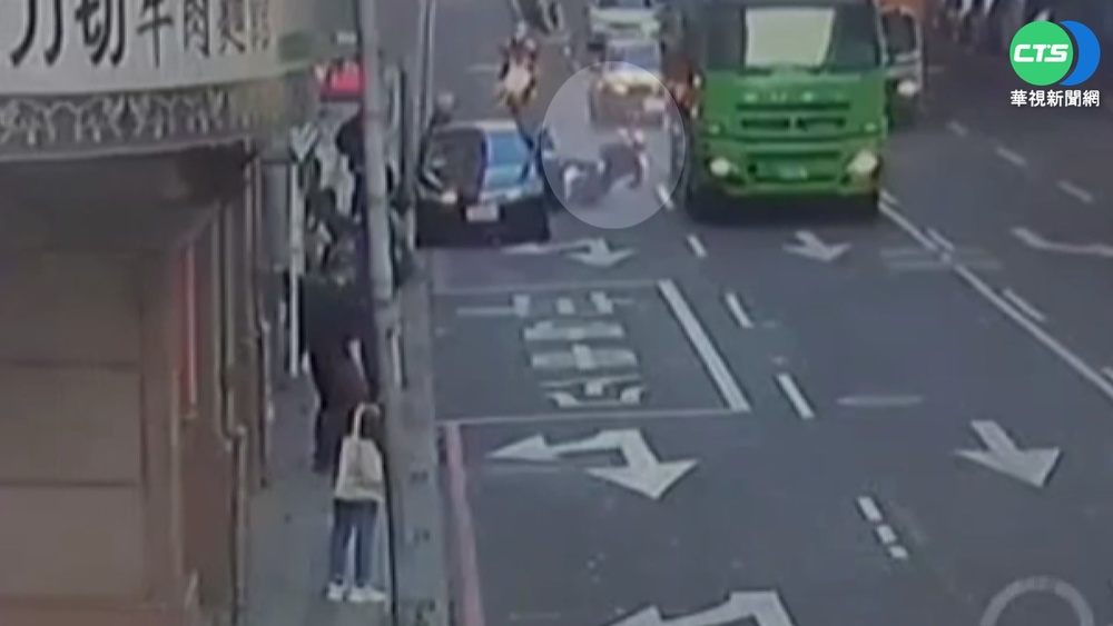 轎車突開車門 騎士慘摔遭砂石車輾斃