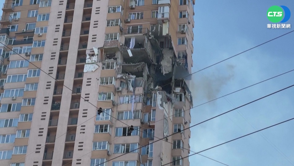 俄軍攻入基輔!街頭巷戰 彈襲17樓公寓