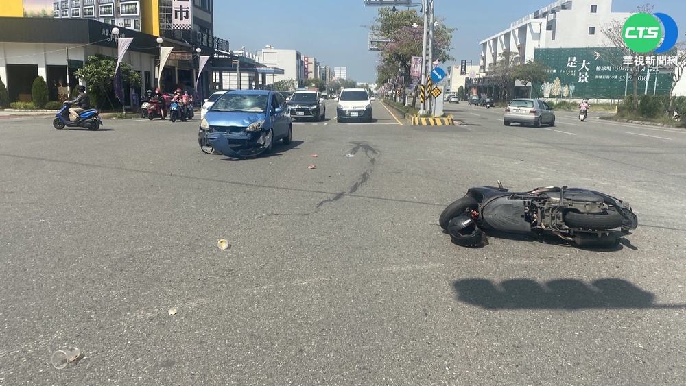 未注意號誌 轎車疑闖紅燈撞飛騎士