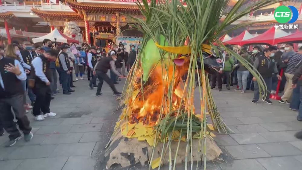 鹿耳門聖母廟"化春牛" 求一年平安順遂