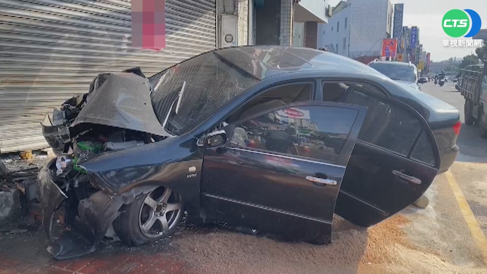 情侶車內大吵 整車失控撞進路旁店家
