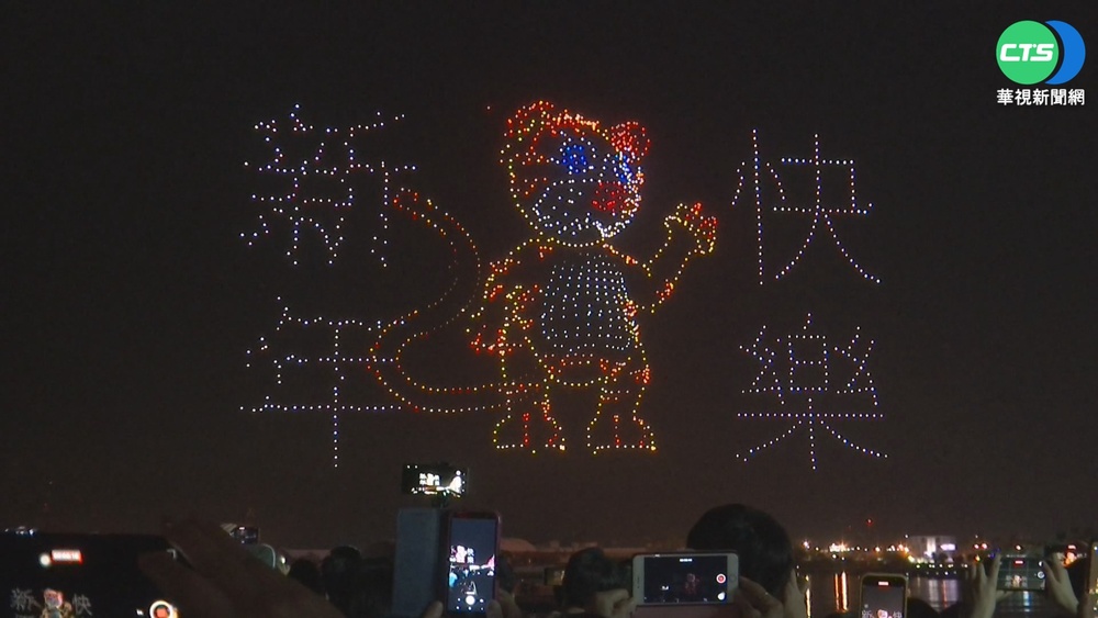 台灣燈會無人機展演最後場 人潮擠爆愛河
