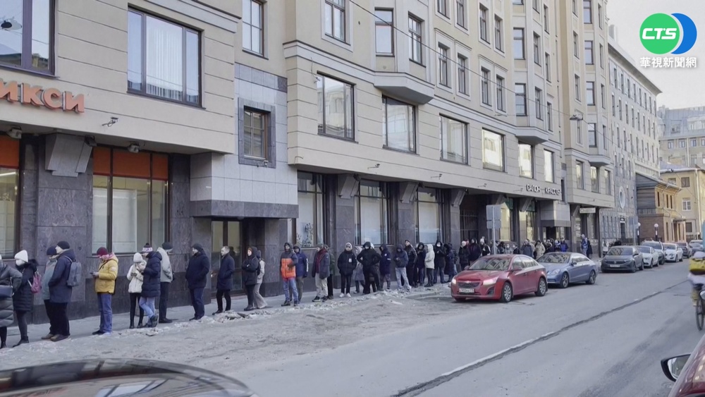 俄遭西方嚴厲金融制裁 各地湧現擠兌潮