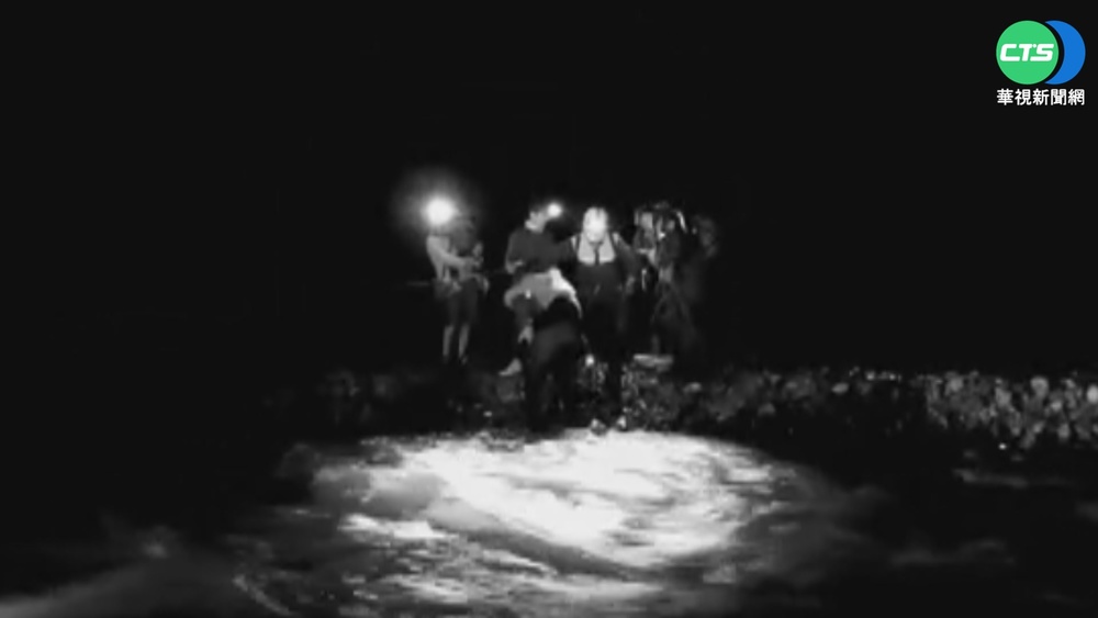 出遊驚魂! 開車卡在寶來溪 1家5口困河床