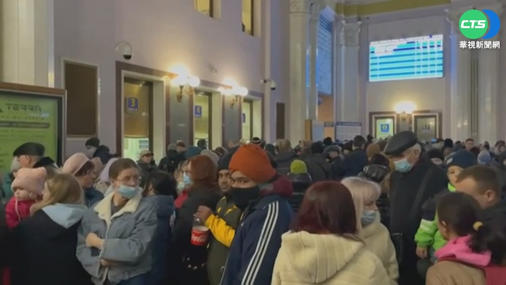 逾15烏人逃難湧波蘭 火車擠爆水洩不通