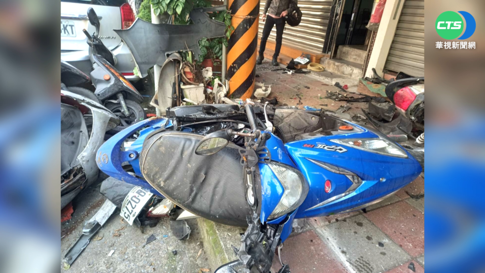 碰! 清晨駕駛自撞民宅 波及11輛汽機車