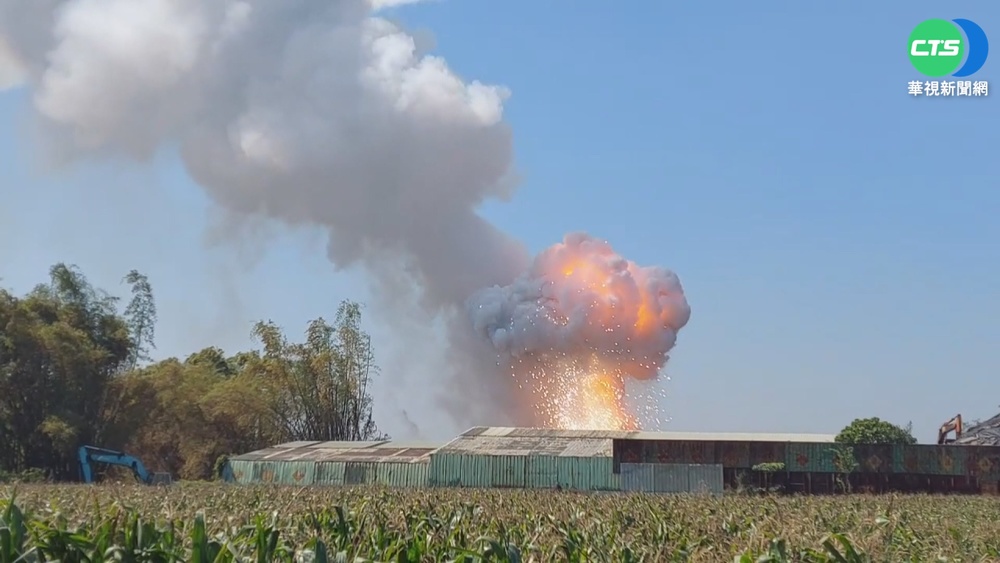 嘉義掩埋場鎂粉燃燒 濃煙竄天火勢猛