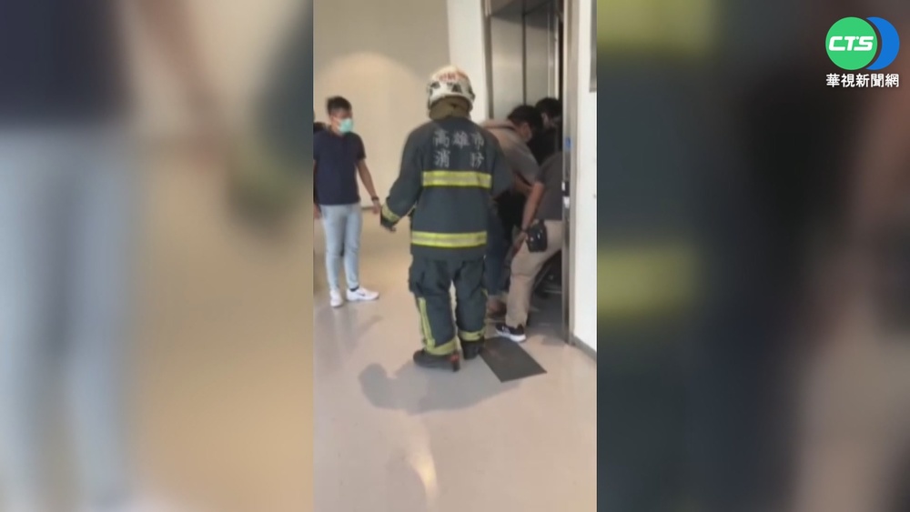 高雄商場電梯突故障 11人一度受困