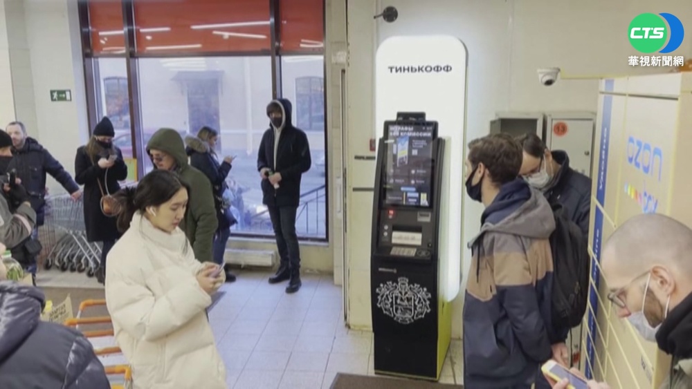 歐美聯手祭金融制裁 盧布狂貶爆擠兌潮