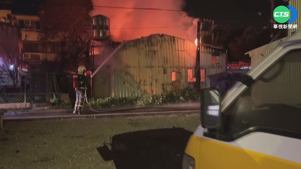 鐵皮屋凌晨惡火 婦逃出又返回葬火窟