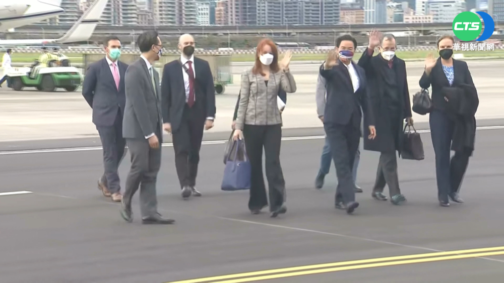 拜登特使團16:13抵松機 旋風訪台30小時