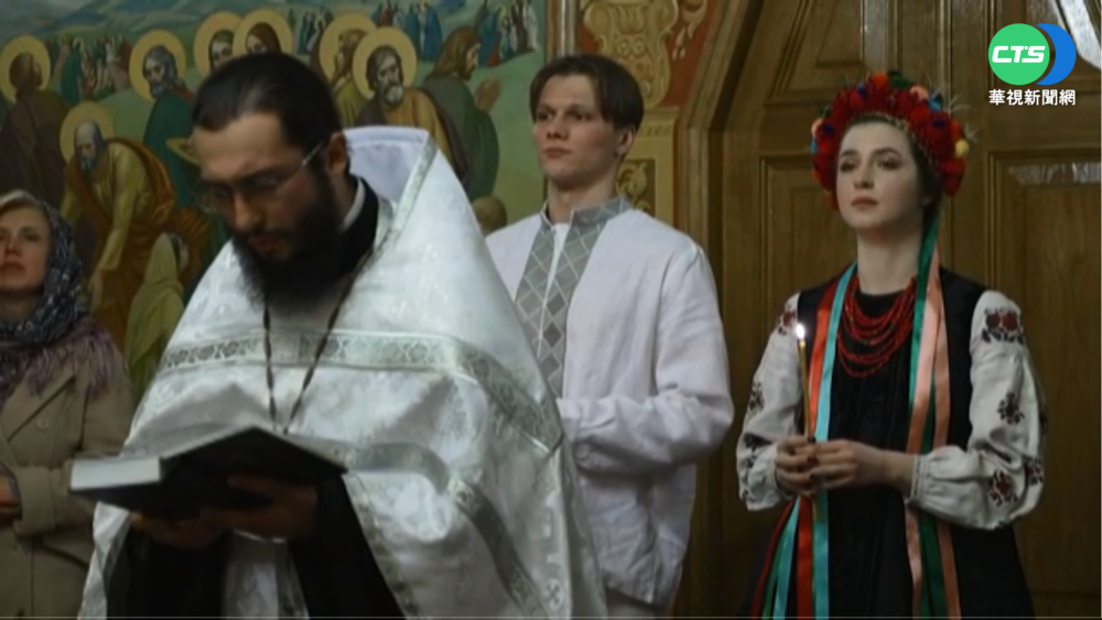 烏公民參戰抗俄! 新婚夫妻攜手共赴國難