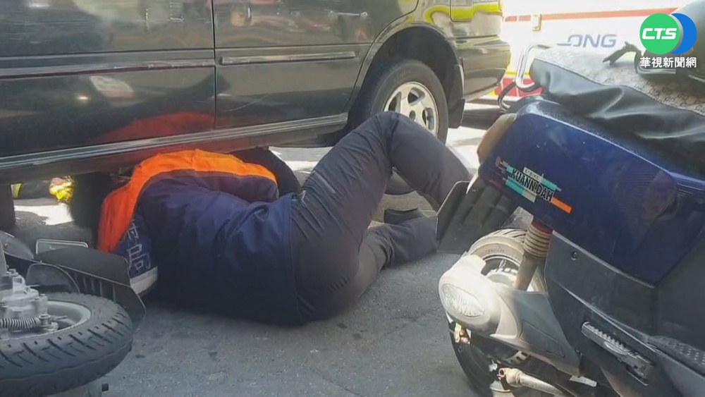 婦騎車遭撞捲車底! 千斤頂驚險救出