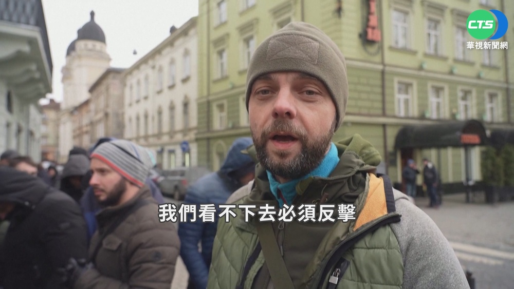 烏人民齊心抗俄 18-60歲男女排隊"簽下去"