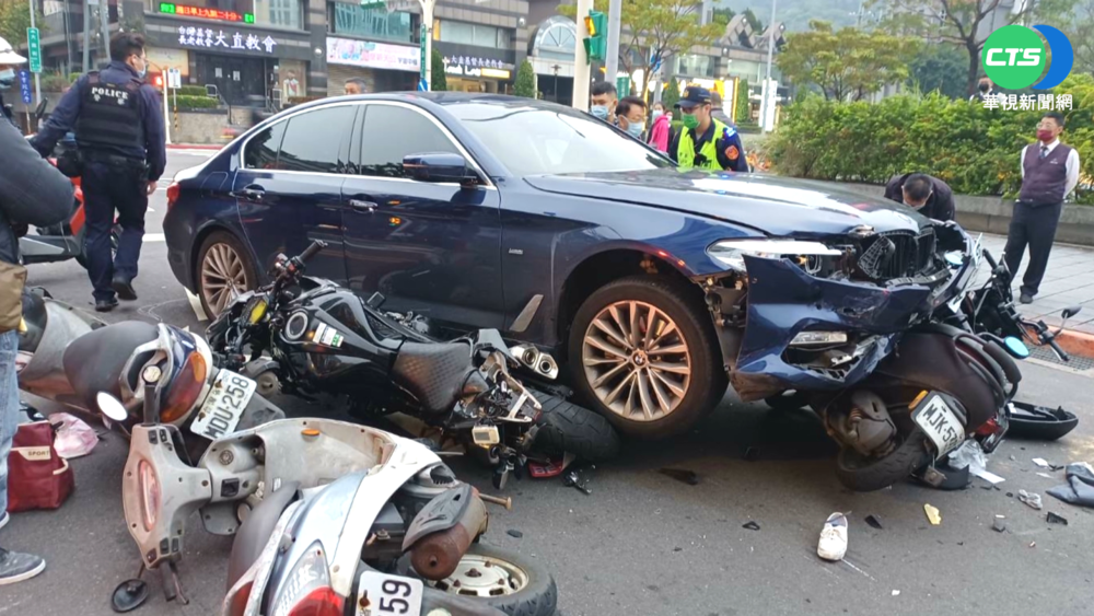 轎車違規左轉逆撞10機車 1騎士不治