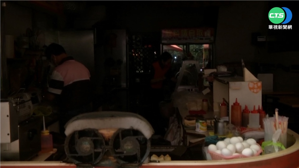 高雄停電仍未改善 餐廳抹黑煮飯供外帶