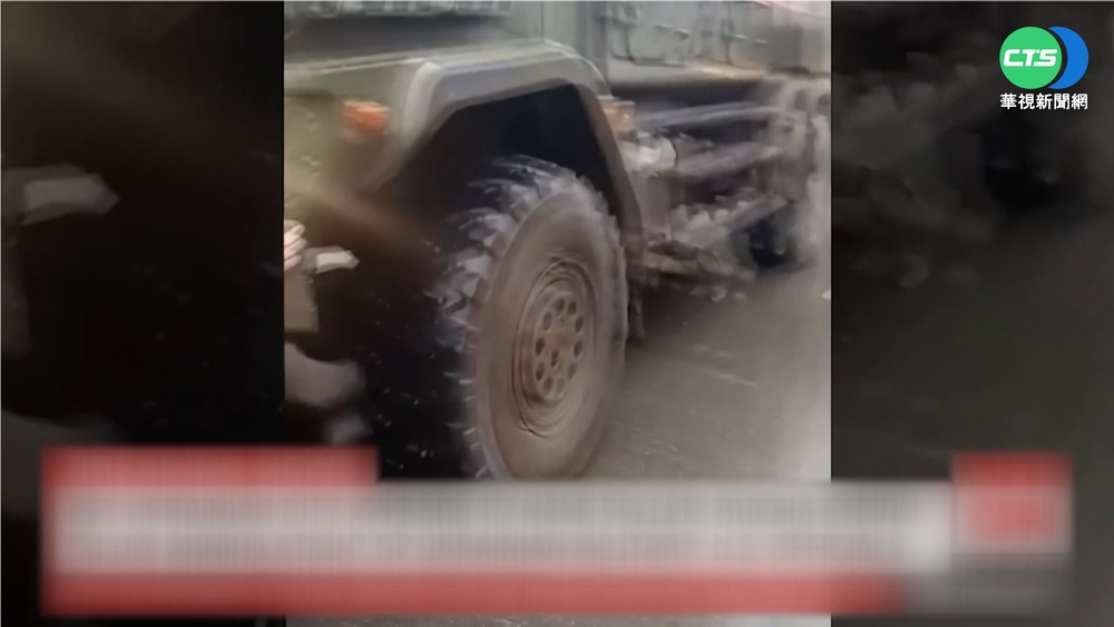 烏克蘭人抵抗到底! 揮國旗肉身擋俄軍車