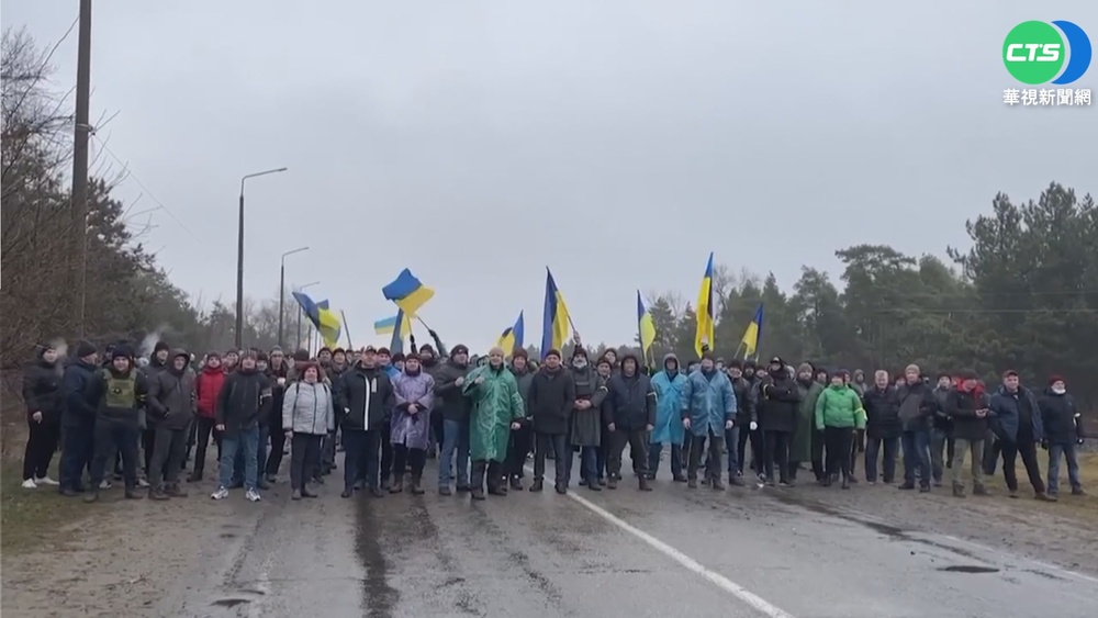 烏克蘭人抵抗到底! 揮國旗肉身擋俄軍車