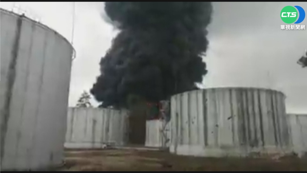 烏北部儲油庫遭俄轟炸 惡火猛燒黑煙竄天