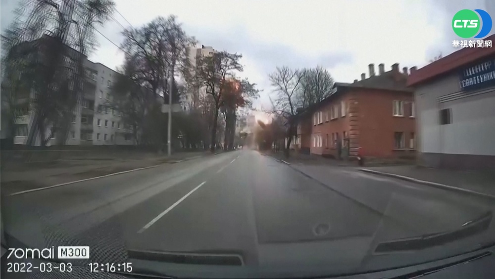 砲火落在眼前! 烏民眾意外拍下驚險瞬間