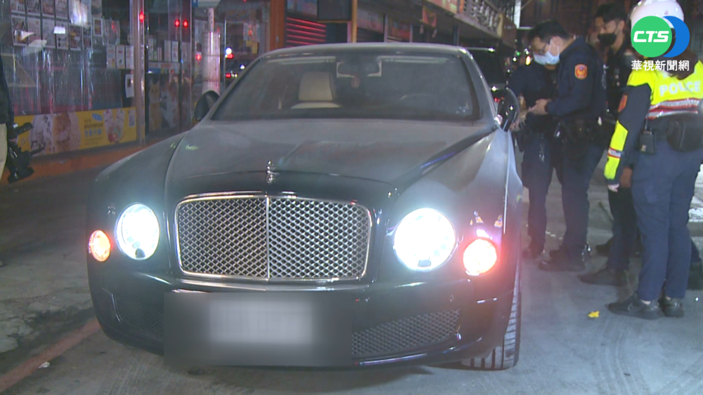 KTV起衝突竟噴滅火器 路邊賓利車遭殃