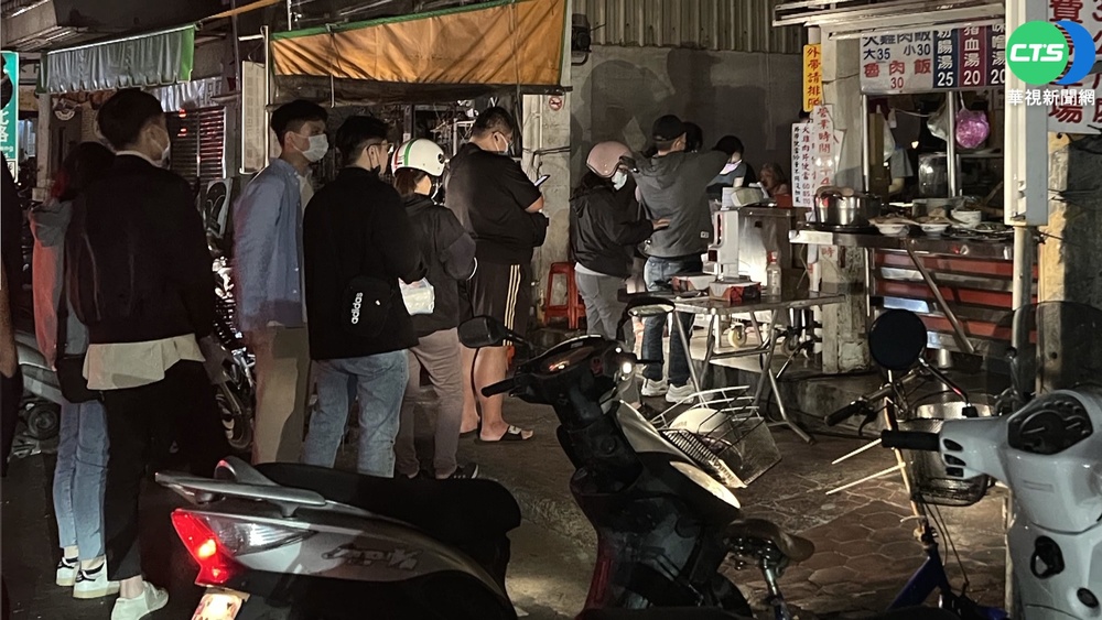 就是要呷! 民眾摸黑排嘉義火雞肉飯店