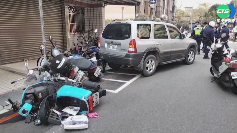 毒販心虛拒檢 逃死巷倒車瞬輾警用機車