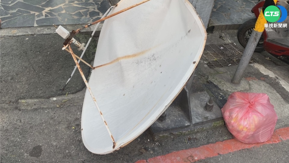 強風突襲吹落天線 倒楣路過轎車遭砸