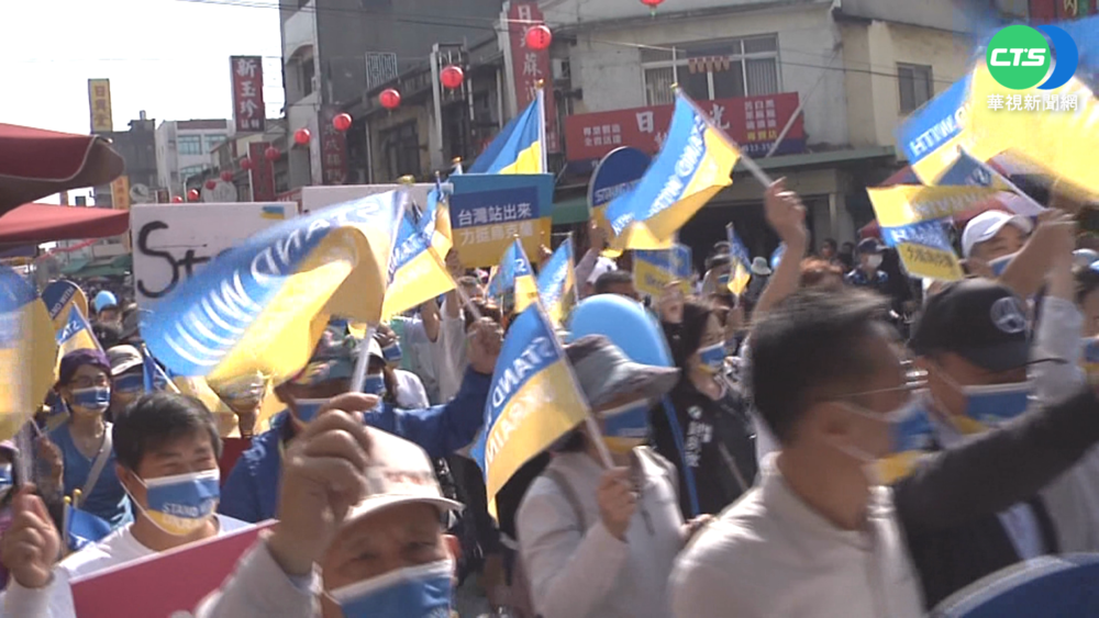 挺烏遊行 300台人揮烏國旗集結朝聖大道