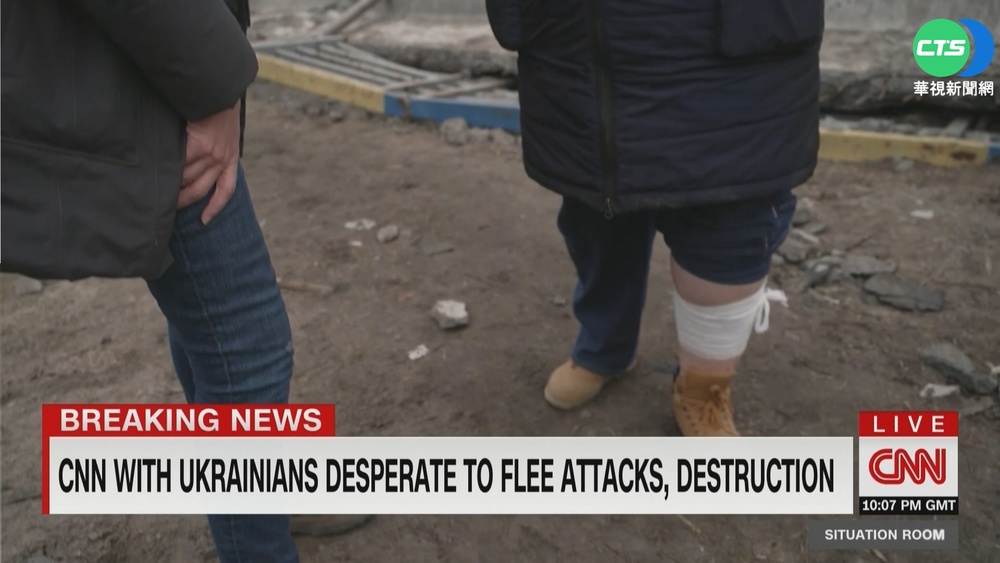 戰火無情! 烏克蘭民眾拖腳傷"血步"逃難