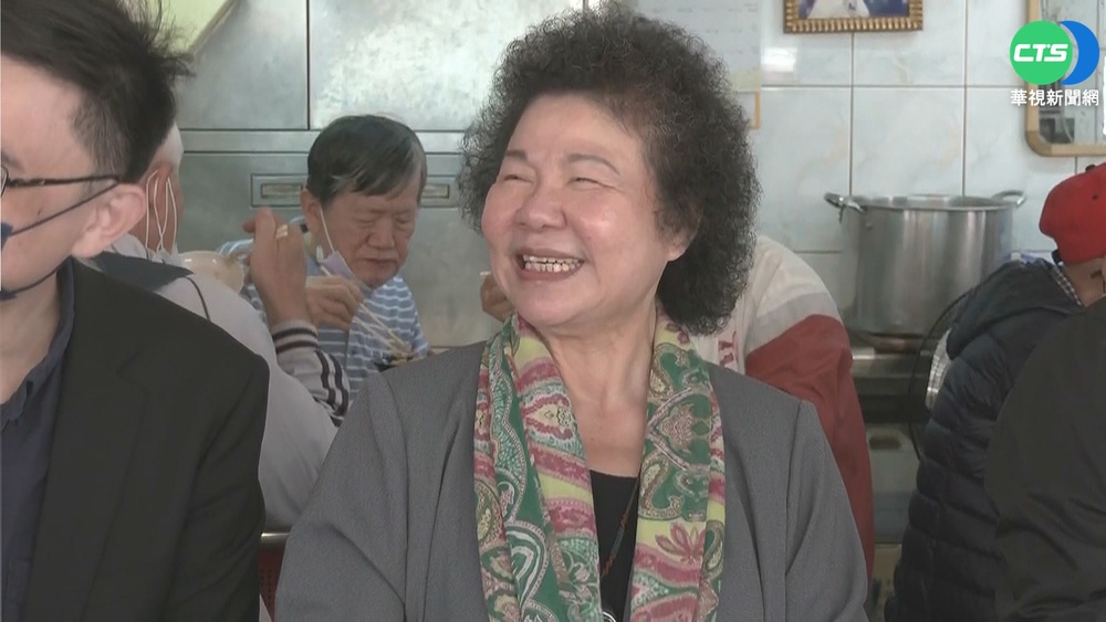 挺旗津! 陳菊參拜天后宮吃魚湯.肉燥飯