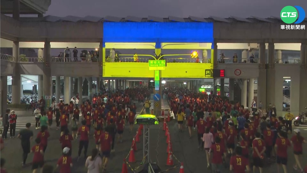 台南古都半程馬拉松 燈光投射烏國旗色