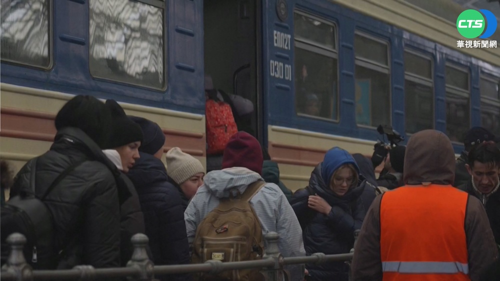 烏克蘭人大逃亡 往波蘭火車擠滿難民