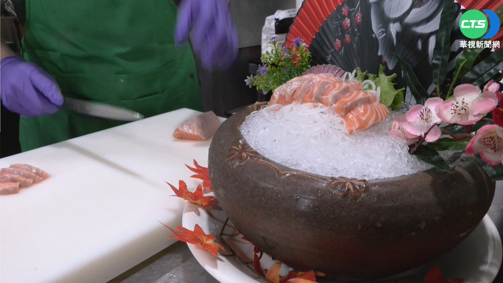 戰火燒到餐桌 鮭魚大漲 壽司連鎖店停售