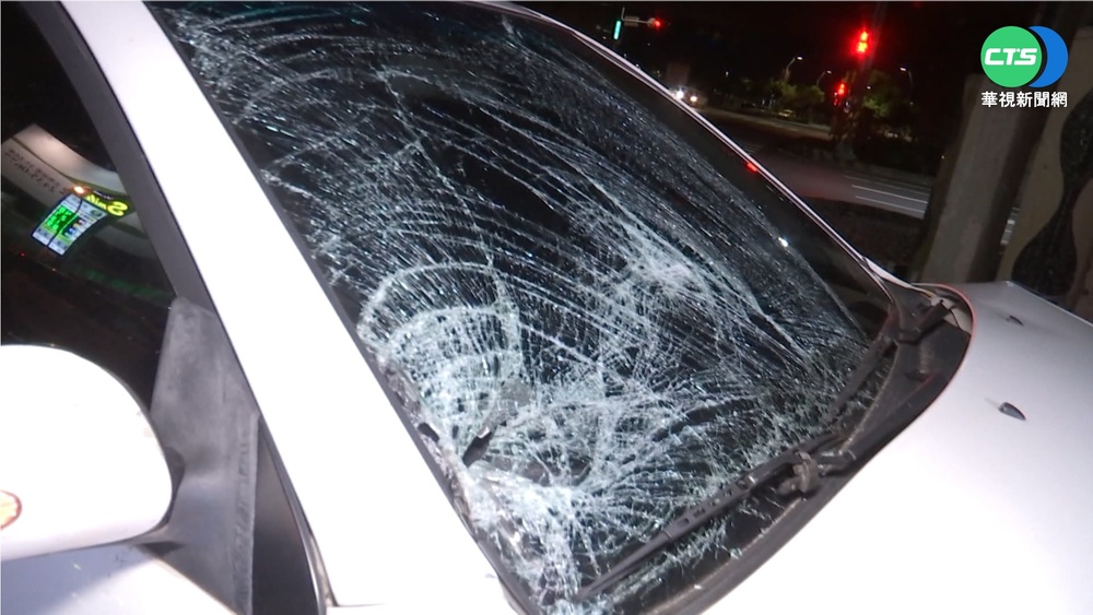 撞汽車人噴飛.機車對折! 騎士重傷送醫