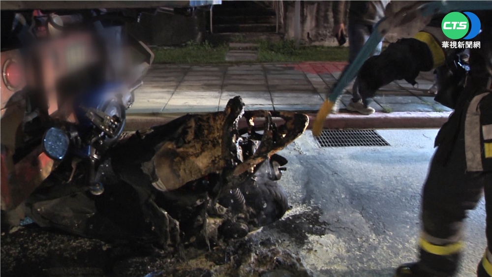 路燈未開+砂石車違停 騎士直撞臉重創