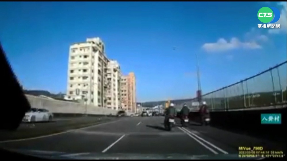 行車糾紛出腳踹人 惡騎士險釀連環撞