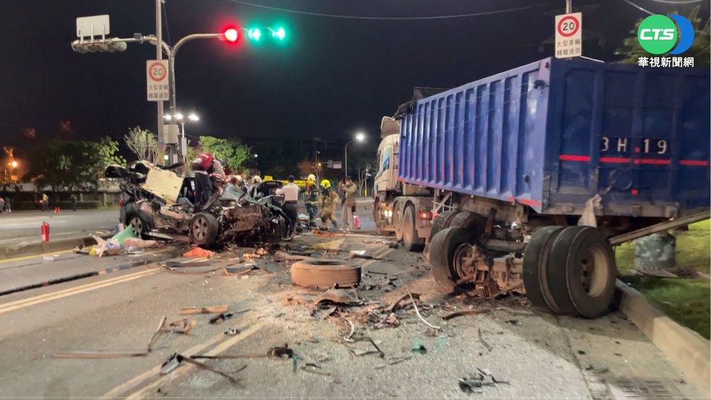疑恍神!撞聯結車殃貨車 百萬休旅車起火