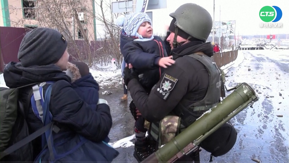 200萬烏難民出逃 童哭搥父頭盔拒分離