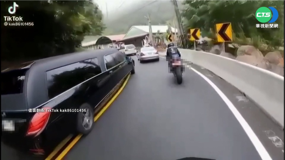 加長靈車山路狂飆 逆向超車嚇壞駕駛