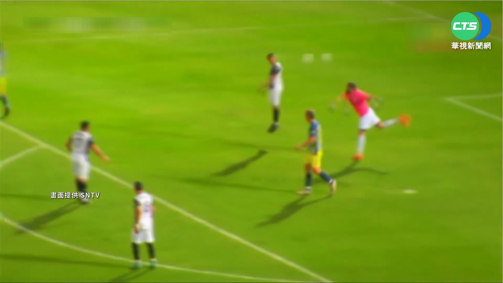 超離奇進球! 守門員砸到對手後腦送分