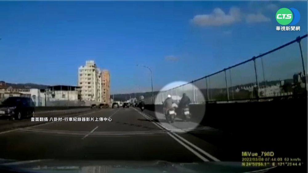 行車糾紛竟踹飛人車 網友怒"騎士殺人"