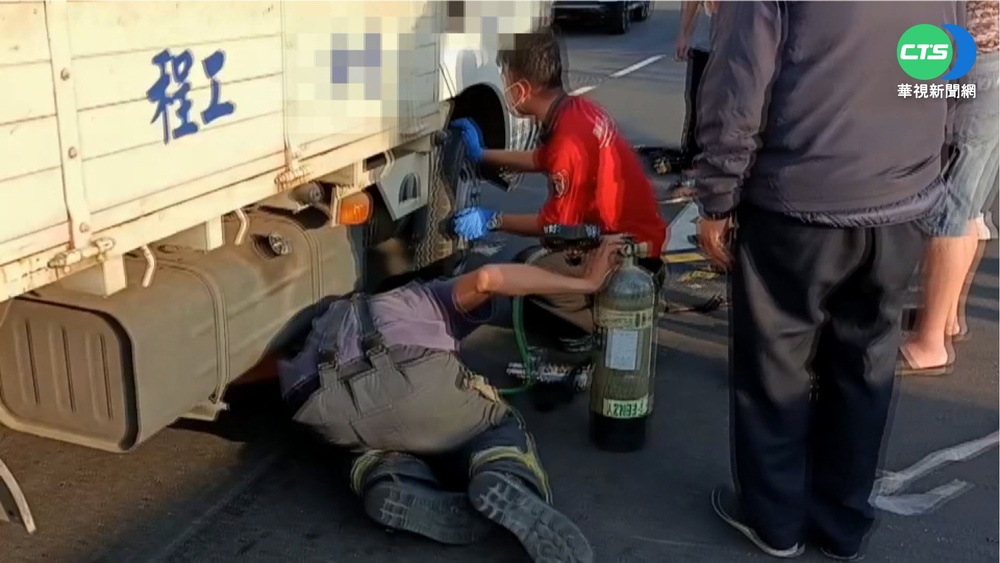 貨車轉彎肇事 女學生遭撞卡貨車底盤