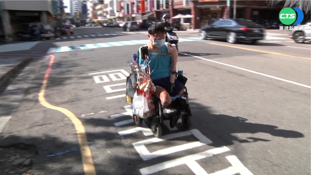 連遭2公車拒載 口足畫家許世皇闖車陣