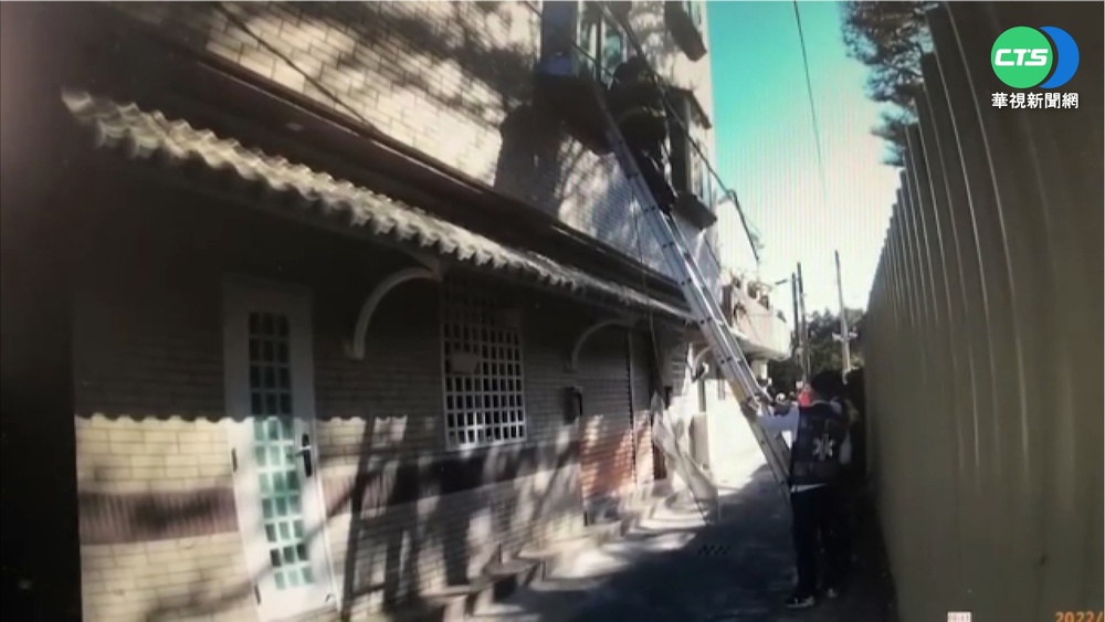 日夜溫差大! 7旬嬤中風倒浴室 警破窗救命