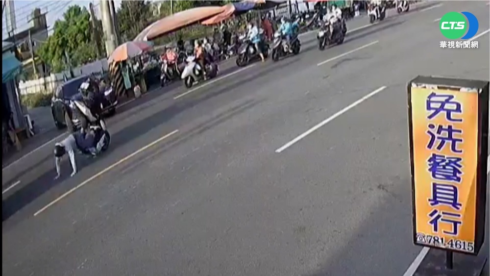 黑狗被驅趕衝馬路 碰! 釀機車追撞汽車